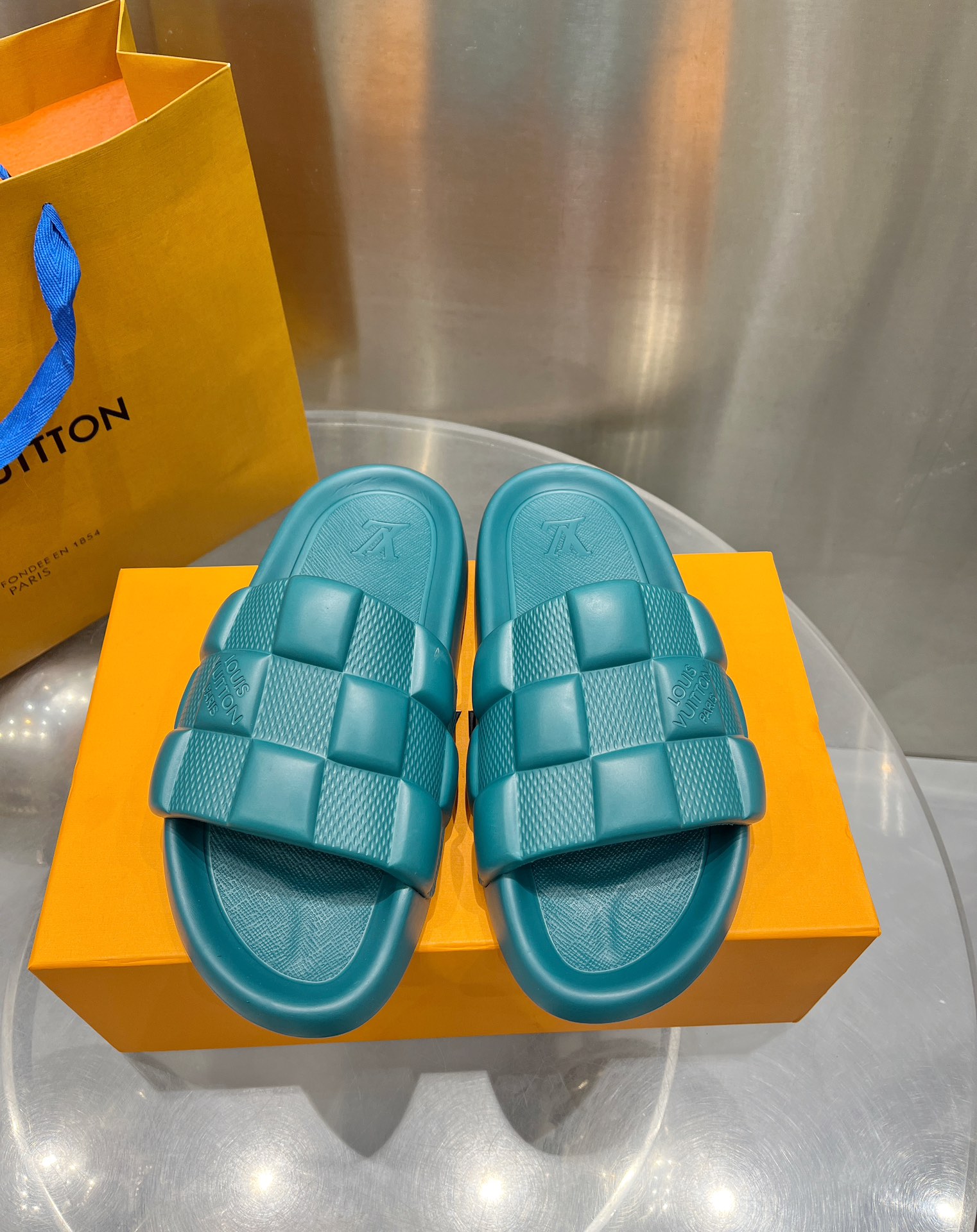 LV Waterfront Mule 1AAR9D